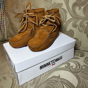 Tramper Minnetonka Child’s 10 Tan Suede Boots New in Box